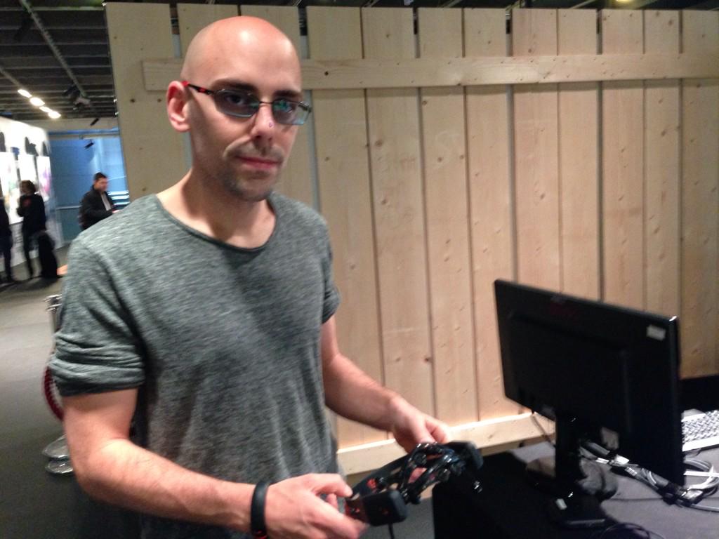 pascalparole's tweet photo. Hamid chercheur au @LutinUserlab vous met dans la peau du professeur xavier utilisant le cerebro à la #zone3villette http://t.co/hQuYYiWFpW