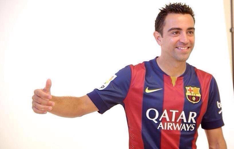 TerritorioRM's tweet photo. Xavi haciéndose una foto con las Champions del Atleti http://t.co/Bh6oBQyNfC
