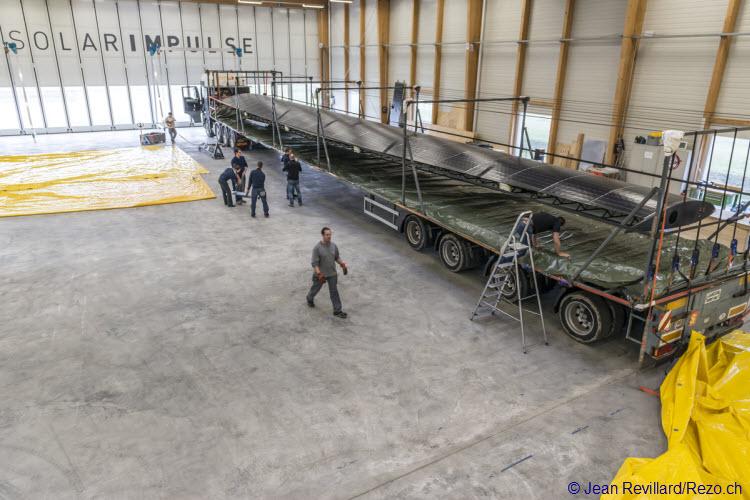 ABBgroupnews's tweet photo. .@SolarImpulse crew gears up to transport plane to Abu Dhabi launch site: http://t.co/m26bWeAmCL http://t.co/385AHYK5UJ