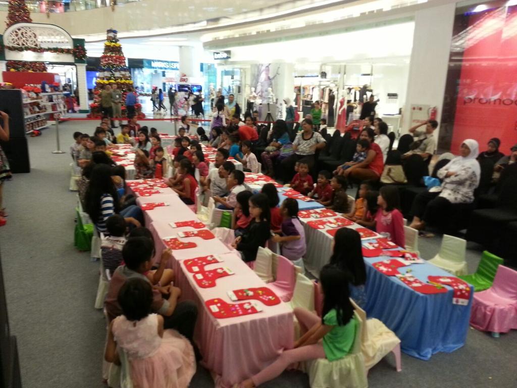 triplenine_'s tweet photo. Acara menghias Kaus kaki santa nih di  @LippoMallKemang tadi siang! seruuu banget deh, yuk join lagi besok!^^ http://t.co/FmoJ6IFm8y