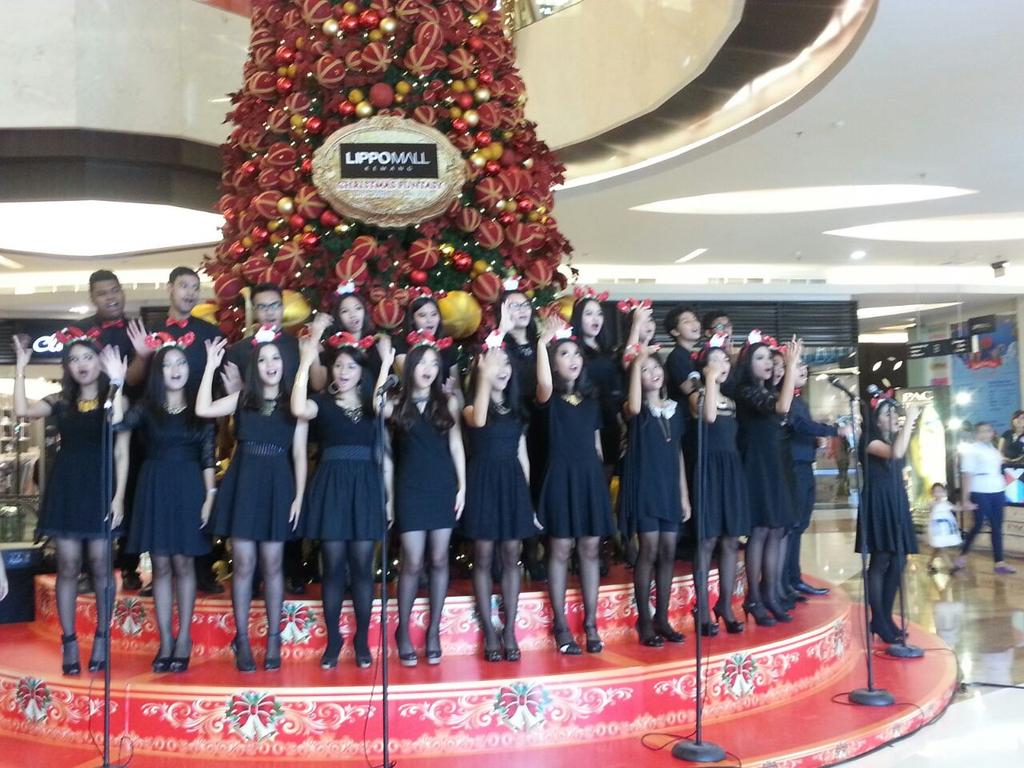 triplenine_'s tweet photo. Penampilan Xmas Choir @LippoMallKemang hari jumat 19 Des 2014. suaranya keren bikin merindiiing~! http://t.co/JoulTdFqwr