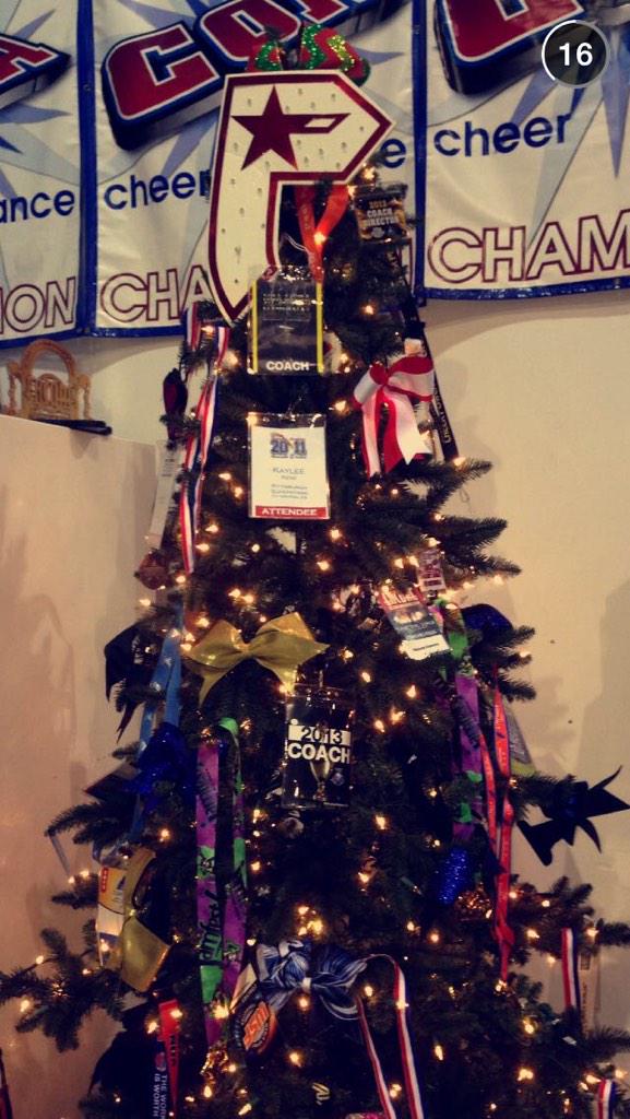 kierstin_kelly's tweet photo. “@PghSuperstars: #SuperstarSnaps 🎄✨❤️ http://t.co/galpp2WKYx” look at me working so hard. 😊