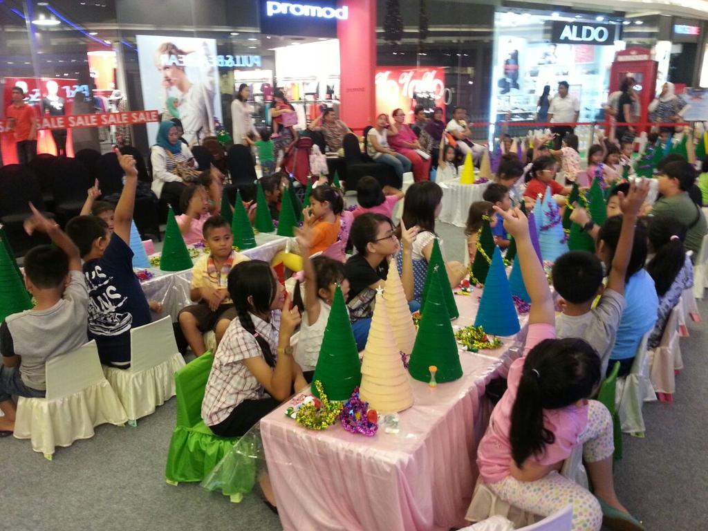 triplenine_'s tweet photo. Acara menghias pohon natal nih di @LippoMallKemang jumat kemarin. anak2 pada exited bgt ngehias christmas tree nya!:D http://t.co/MNpup2NvJf
