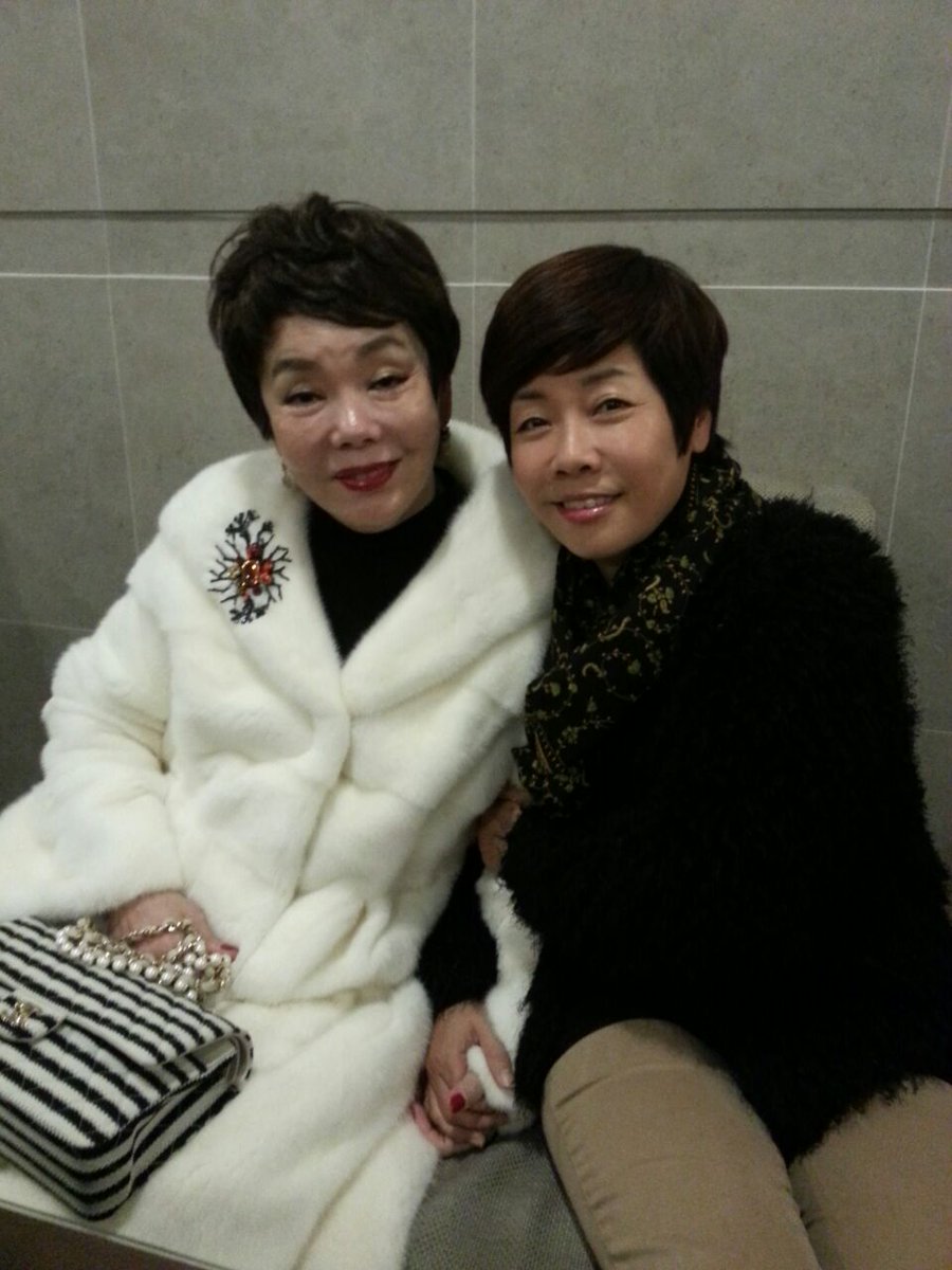 지금 막 영화 '개를 훔치는 완벽한방법' 보고 나오는 길 입니다. 김혜자선생님 응원 온 김수미선생님 두분 끈끈한 우정 부럽사옵니다. 간만에 울다가...