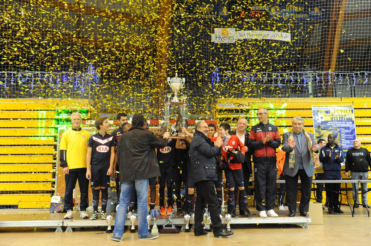 villedhyeres's tweet photo. Félicitations à l'équipe des Girondins de Bordeaux qui a remporté la finale du 25e Mondial U13 de Futsall à #hyères http://t.co/Ru4GzfGnBJ