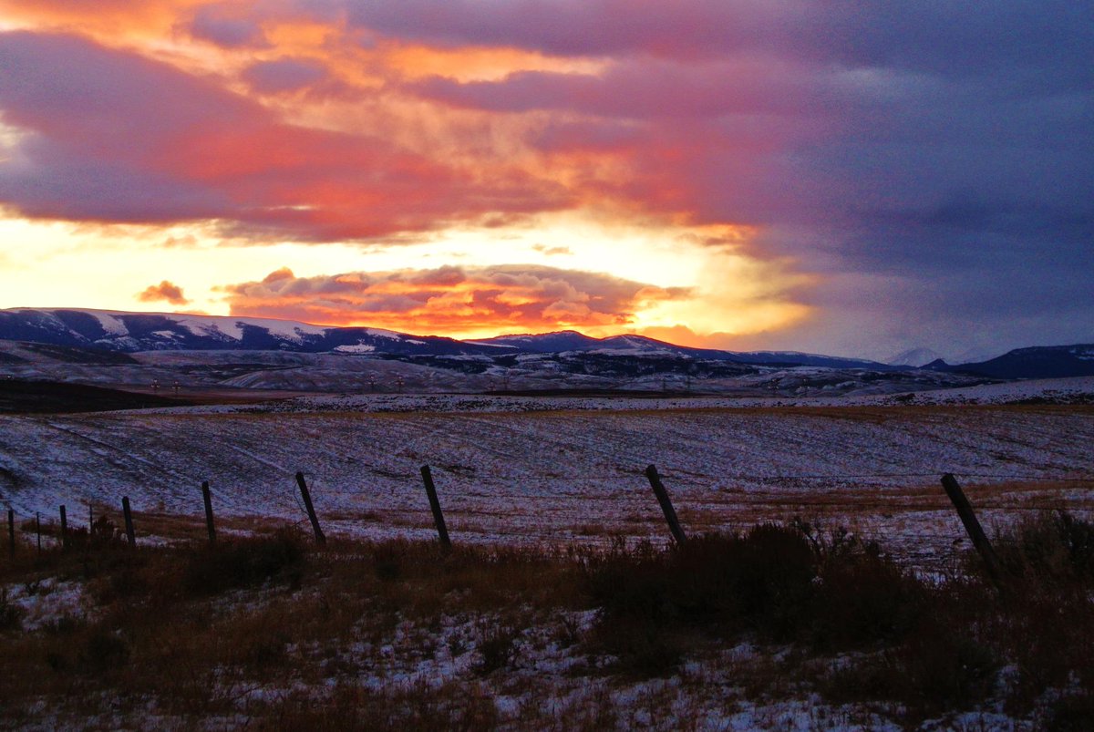 OutdoorMontanan's tweet photo. RT Just posted a #seasonreview of a lot of great sunrises! Check 'em out here: http://t.co/s2oenTXZ94 #joysofhunting http://t.co/nEKtz9yPpN