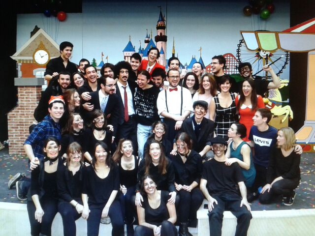 4PTU's tweet photo. Todo el equipazo de #encuentroMPoppins al completo tras la grandísima despedida!
Enhorabuena a los 38!!
Muy grandes! http://t.co/QUWlqqa9zZ