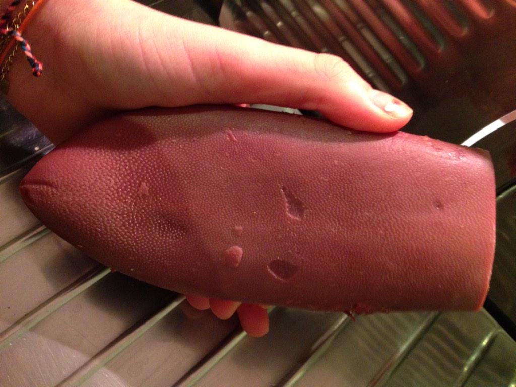 LeoniedeVolder's tweet image. Iemand een paar sneetjes rundstong? 😋👅👅 #ranzig #lovemyjob