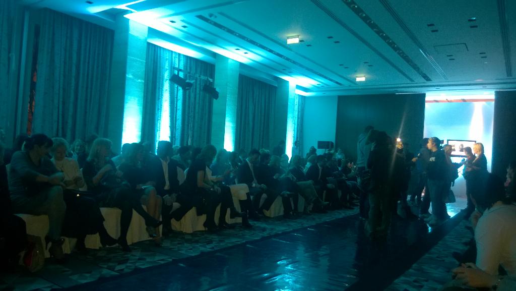 JelenaBSAM's tweet photo. Neposredno pred humanitarnu reviju za decu iz Prihvatilista #VesnaMandic #IgorTodorovic @MetropolPalace http://t.co/rVWw1WHg1f