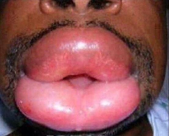 Zoea67's tweet photo. Awww excatly ! 💄👄 @nwieh يعذبن ترا💔 http://t.co/LhCd1gI286