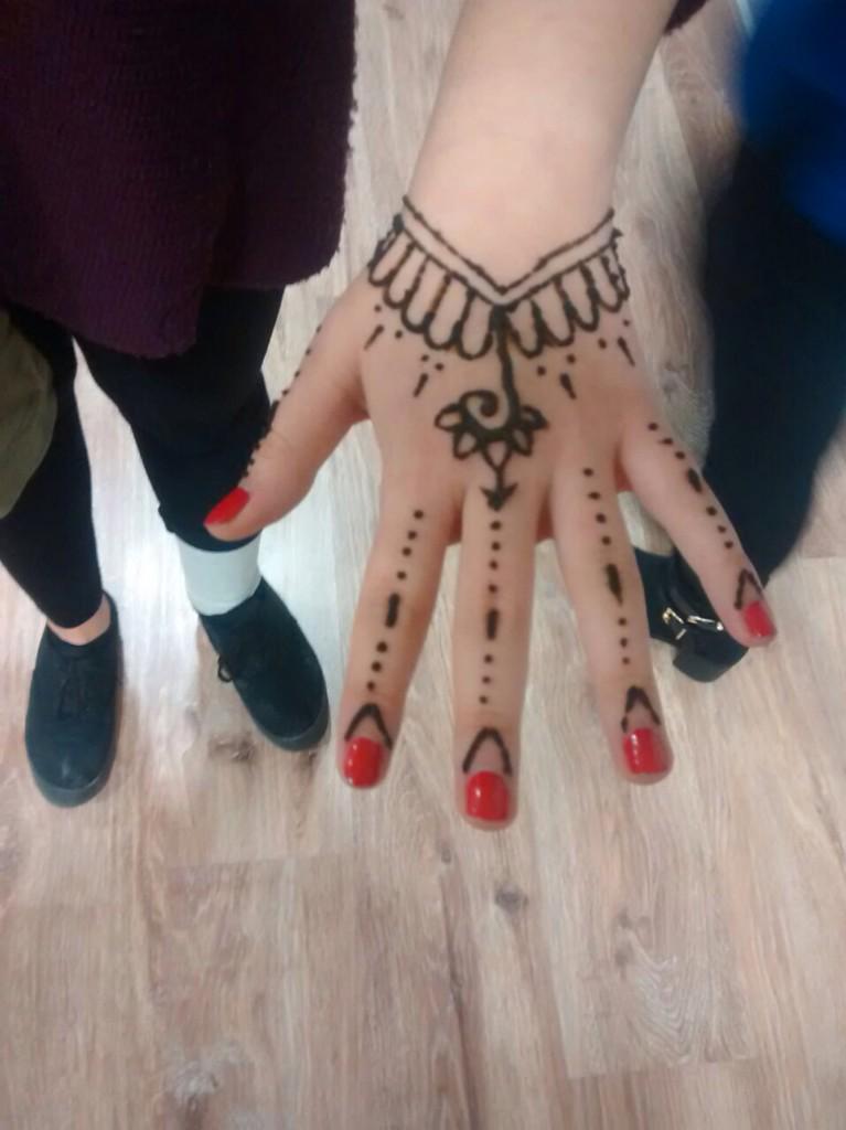 Divertaeduca's tweet photo. A tope amb la henna al punt jove de #sitges @RamonSoldevila @eva_prat @JessicaCriado @SergiAtmetlla http://t.co/h09Y42Bwu3