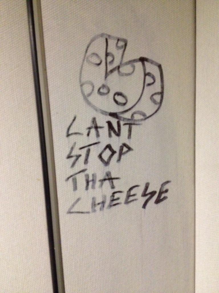 metroxpresslive's tweet photo. Stor oste-poesi på toilettet. http://t.co/hQh389UNTB