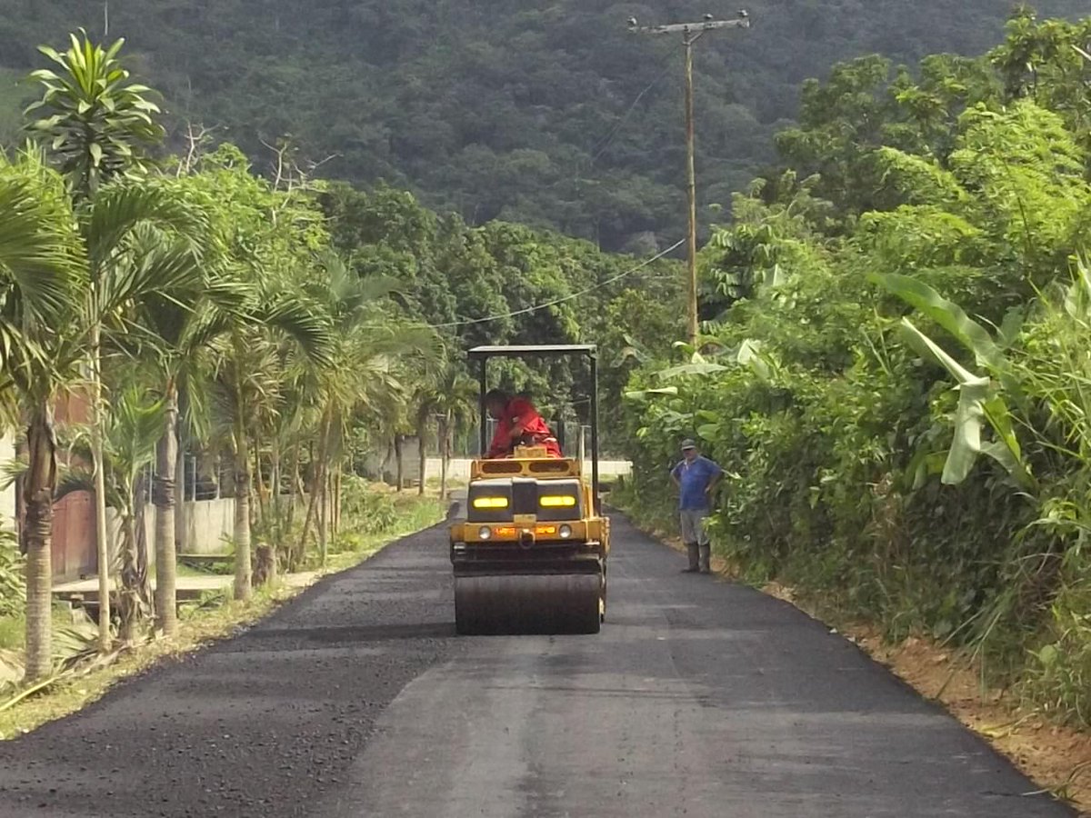 InfraPtoC's tweet photo. Alcaldía colocó 430 toneladas de asfalto en sector Las Ibarras - Patanemo @rafaellacava10 @JesusMeza76 @AlbertoM_PSUV http://t.co/QxOp5wOaX1