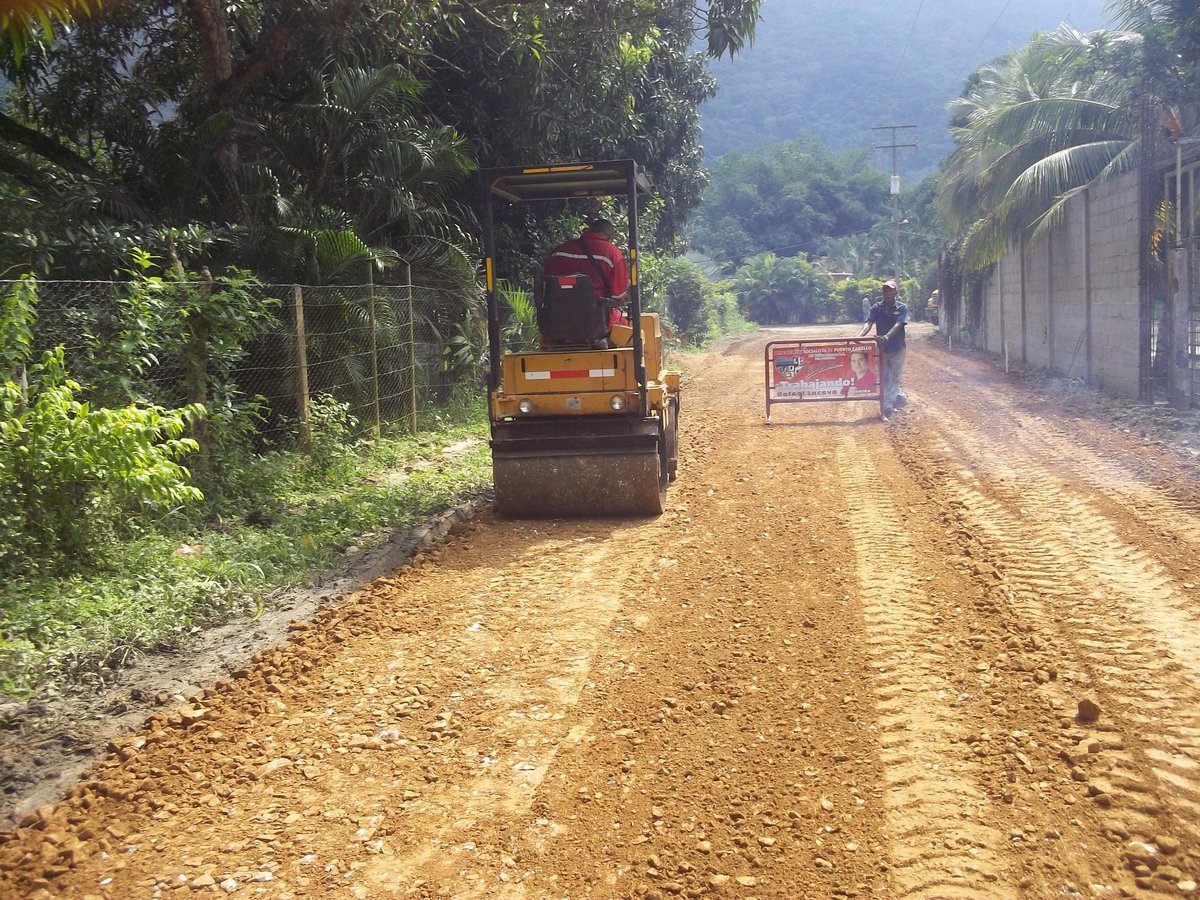 InfraPtoC's tweet photo. Alcaldía colocó 430 toneladas de asfalto en sector Las Ibarras - Patanemo @rafaellacava10 @JesusMeza76 @AlbertoM_PSUV http://t.co/QxOp5wOaX1