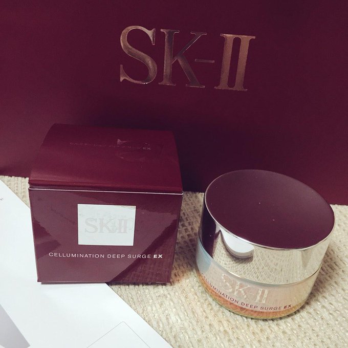 誕生日プレゼント貰いました😍❤ 嬉しすぎるーぅうう😂😂💓💗 初SK-IIですぅうう🙈🙈💨💨💨 もう、使える年齢になったよぉおお💫 http://t.co/uXJfaWWsd5
