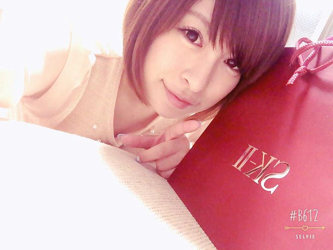 誕生日プレゼント貰いました😍❤ 嬉しすぎるーぅうう😂😂💓💗 初SK-IIですぅうう🙈🙈💨💨💨 もう、使える年齢になったよぉおお💫 http://t.co/uXJfaWWsd5
