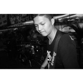 StayStraightHC's tweet photo. @dickyprayogaa lets go to the moshpit ! http://t.co/ARq7YzBHeZ