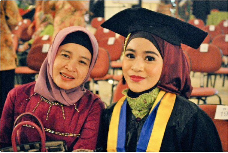 AlbertaShendy's tweet photo. Semoga anakmu yang keras kepala ini selalu bisa membuatmu bangga, mam :') #SenyumIbuku @IDStudentsUnite http://t.co/kYHOxG7h6J