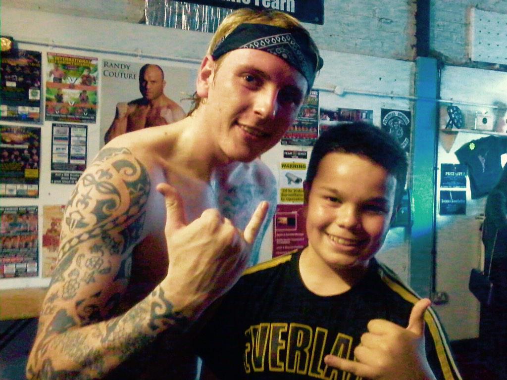 _TSUNAMIJOE's tweet photo. Rocking the HANGLOOSE hands with a true @WrestlingMSW fan who ain't missed a show! #hawaii http://t.co/MnIcA1h65v