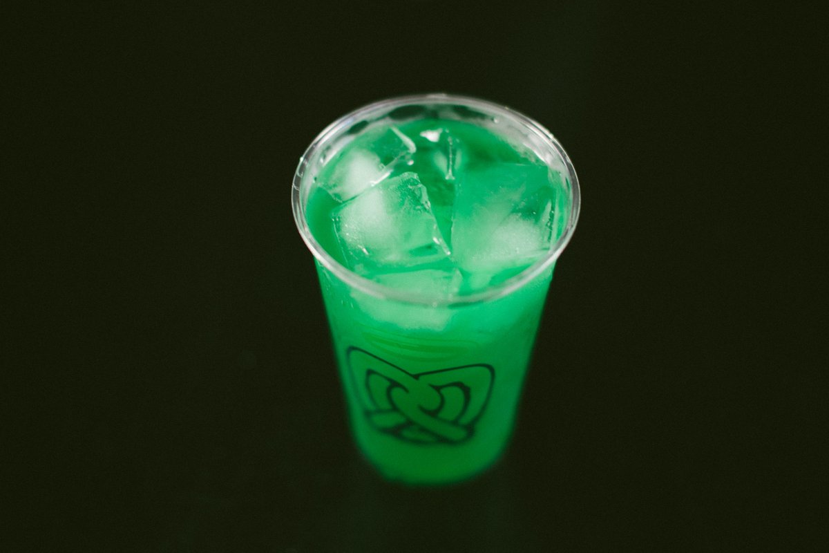 Do you dare to ask for our refreshing lemonade kiwi mixer in such a cold day? call us on 16629!  #Yummy #yumyum