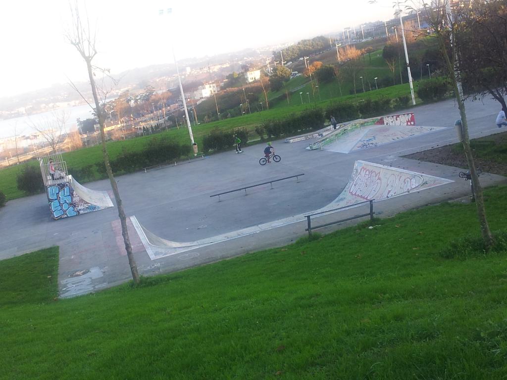 marbarcon's tweet photo. Paseando por #ParqueEirís Paseo, skate, campo fútbol,  juegos,estanque. . #HerenciaPSOE @GMSocCoruna @PSdeG @Putnici http://t.co/4cYy9nXqhQ