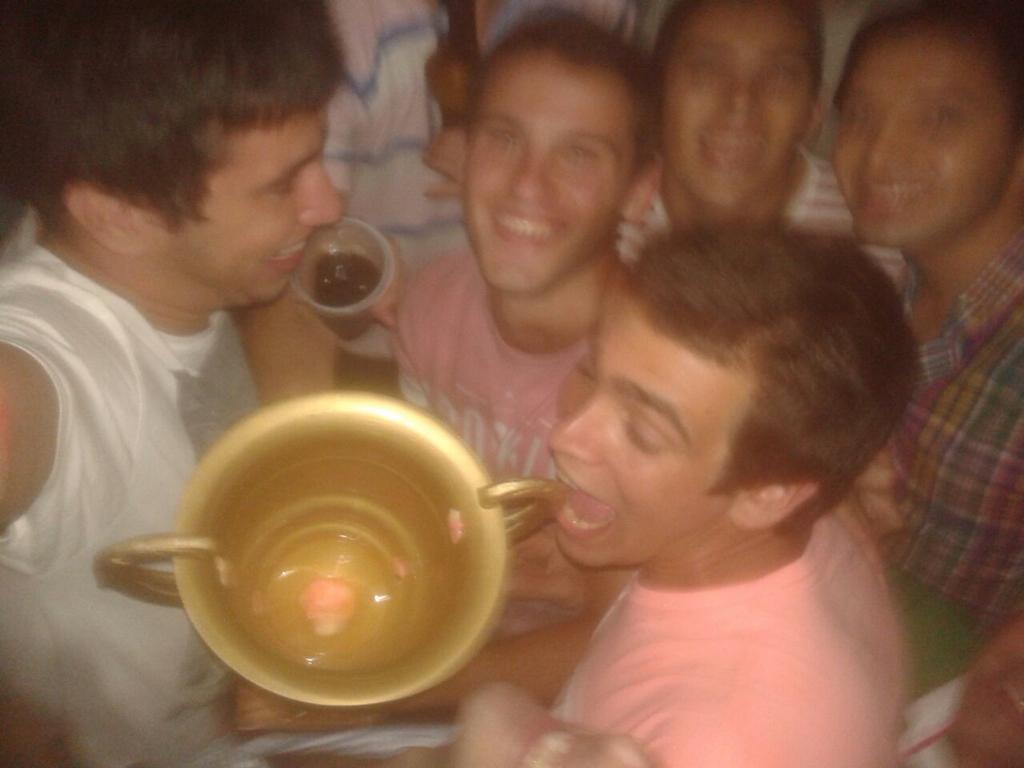 LosWallysFC's tweet photo. Los festejos del campeón 🏆 http://t.co/50cYoJwRKJ