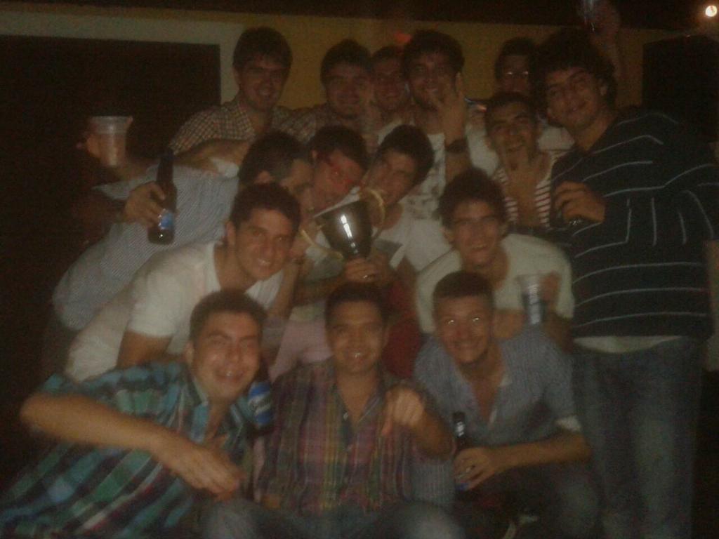 LosWallysFC's tweet photo. Los festejos del campeón 🏆 http://t.co/50cYoJwRKJ