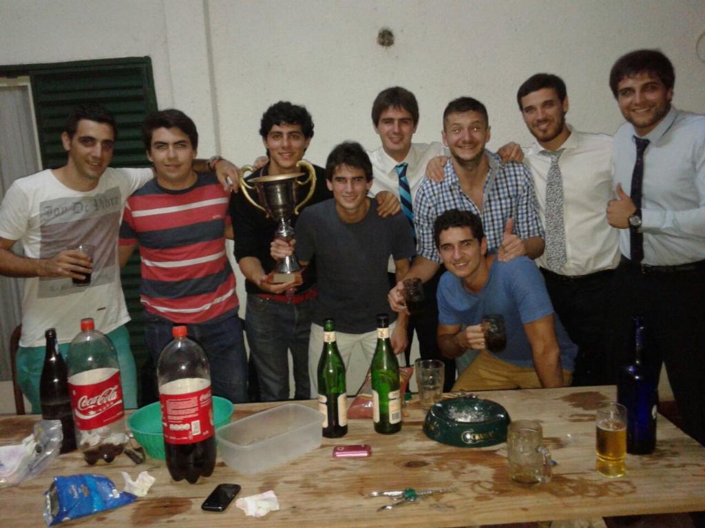 LosWallysFC's tweet photo. Los festejos del campeón 🏆 http://t.co/50cYoJwRKJ
