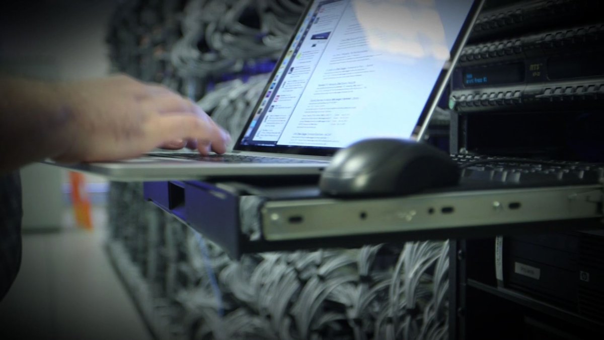 swiattech's tweet photo. Hakerzy na zamówienie. Jak działają i ile kosztują ich usługi? O tym dziś o 21:00 w @tvn24bis http://t.co/Gv4X1KDjPp http://t.co/ZeAF3tBc6N