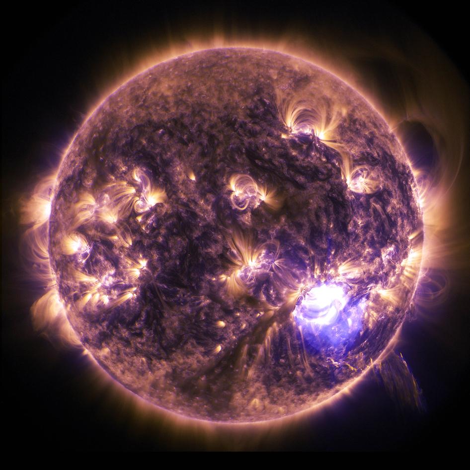 NASA's tweet photo. Holiday lights on the sun! A significant solar flare erupted on Dec 19: [video] http://t.co/J1dk3nZURB @NASASunEarth http://t.co/dnQkCyy8Kk
