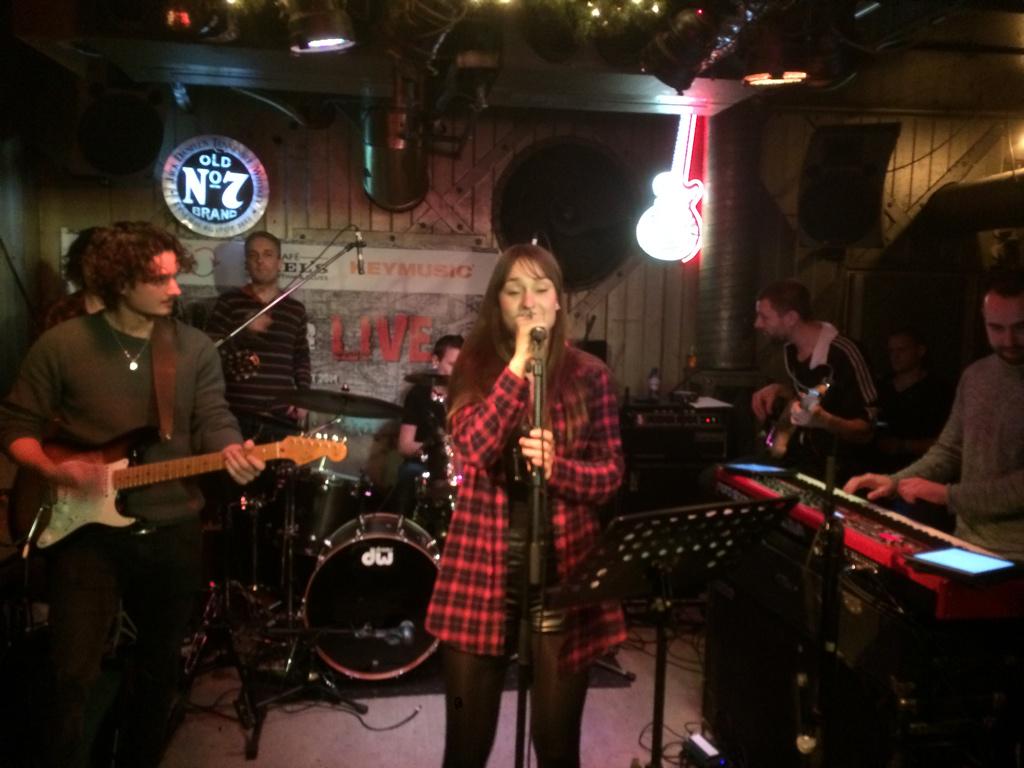 joeldetombe's tweet photo. #jamforlive @MelodyKlaver live on stage!! http://t.co/ON2x20NP4Y