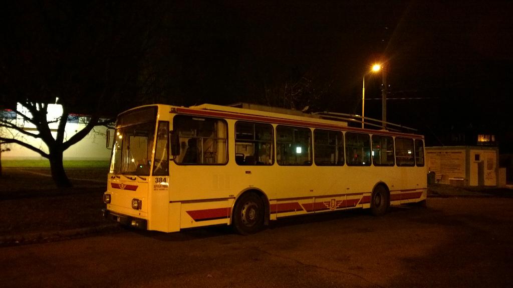 Silentblok's tweet photo. Večer se čtrnáctkou. :) Lepší, než plné #afi a #globus. #14tr #mhd #pardubice http://t.co/x0ilpNZls1