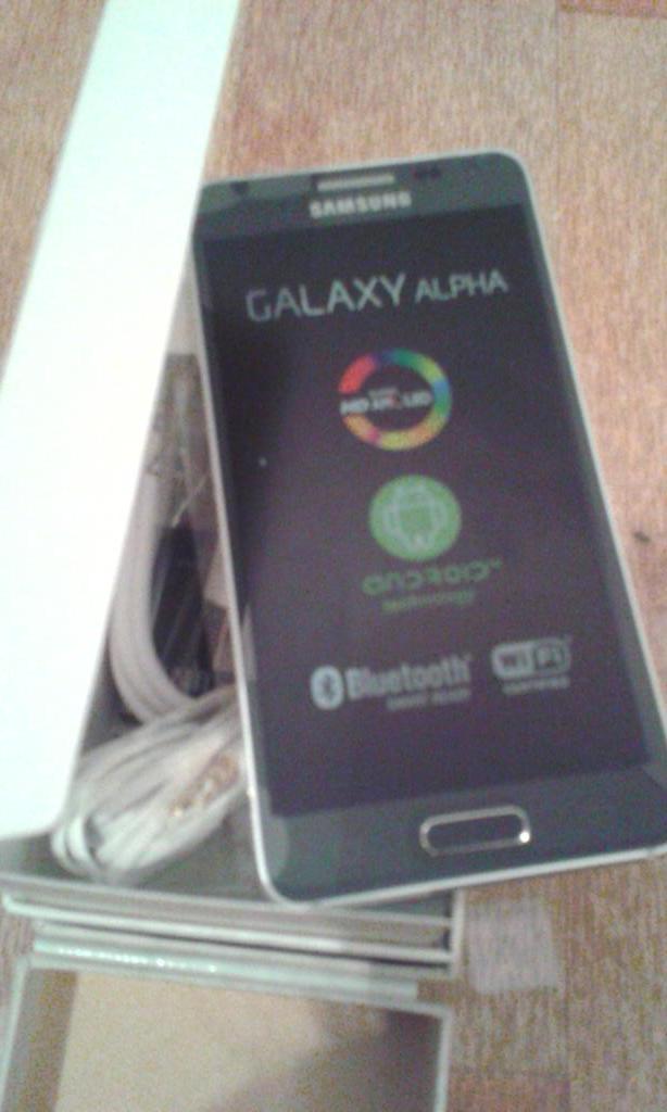 zhanzhansbunny's tweet photo. my christmas gift for myself #samsungAlpha 🎄🎁📱 http://t.co/X8TdbbjCTA