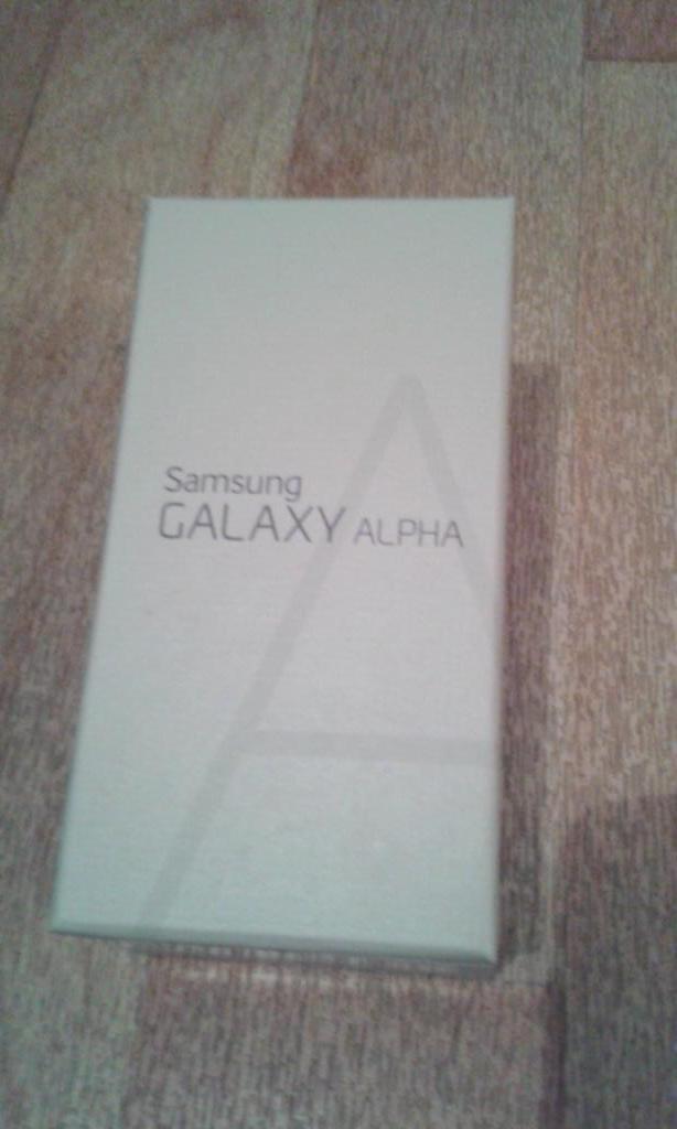zhanzhansbunny's tweet photo. my christmas gift for myself #samsungAlpha 🎄🎁📱 http://t.co/X8TdbbjCTA