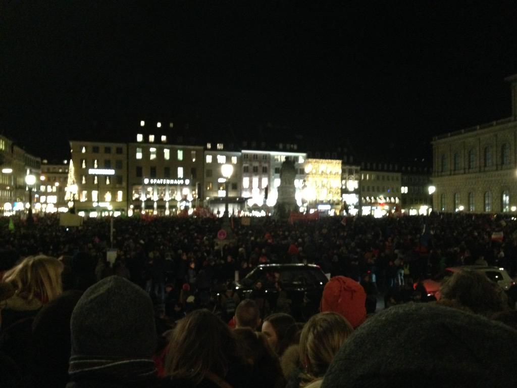 bay_staatsoper's tweet photo. Max-Joseph wacht über #PlatzdaMUC! Viele tausend Menschen für Humanität, Respekt und Vielfalt! #nopegida http://t.co/GIVHLVxqi0