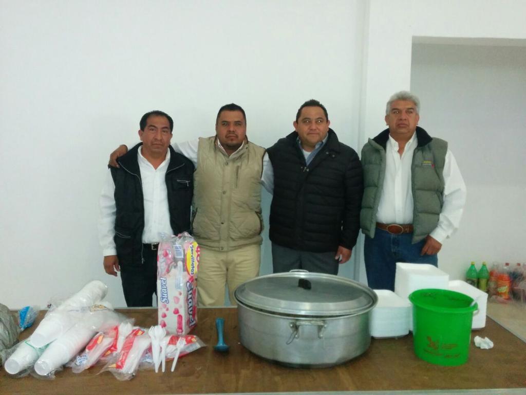 MovPRImxTepotzo's tweet photo. Nuestros amigos de #ASOHTEP apoyando con la comida en el #DiaDelPolicia @MarioCastroRoma @Arnyhdz @kunadelobostepo http://t.co/zN4oQWdg78
