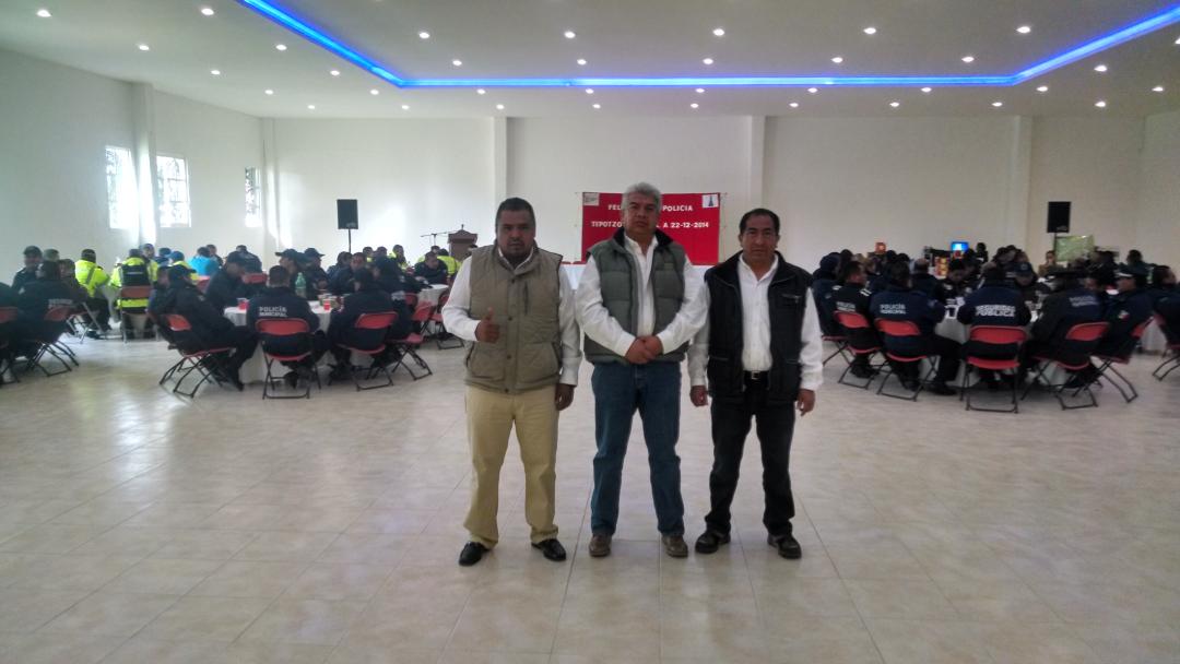 MovPRImxTepotzo's tweet photo. Nuestros amigos de #ASOHTEP apoyando con la comida en el #DiaDelPolicia @MarioCastroRoma @Arnyhdz @kunadelobostepo http://t.co/zN4oQWdg78