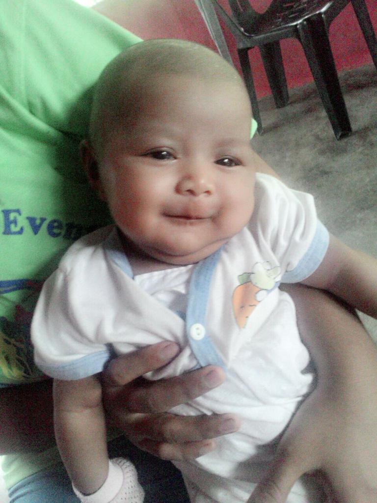 Normaisarah2's tweet photo. My princess dah pandai senyum happy nya dia love u so much nur zara aisyah http://t.co/gEkZSxXPle