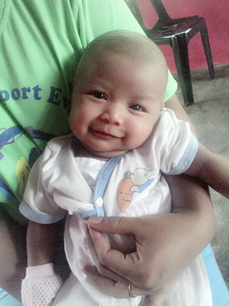 Normaisarah2's tweet photo. My princess dah pandai senyum happy nya dia love u so much nur zara aisyah http://t.co/gEkZSxXPle