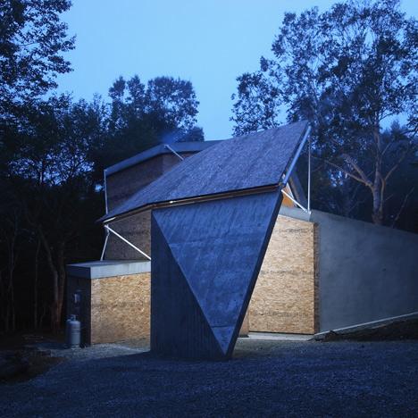 MerzLegacy's tweet photo. “@Dezeen: House adapted to suit a difficult woodland site: http://t.co/dUEcLirQM5 #architecture http://t.co/l8pidF4RIL” Made from OSB?!