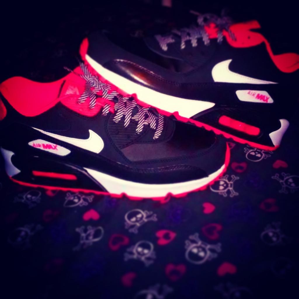 aDDiCt_time's tweet photo. "SHOES They Support you on Your Journey but do they even really Care!?" #RandomThoughts  #nikeairmax http://t.co/5FD0spGUTM