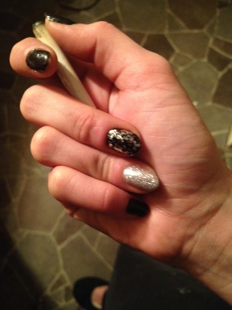 carissa_mack's tweet photo. #holidaynails #favoritethings #HappyHolidays http://t.co/OsmLsTW1zg