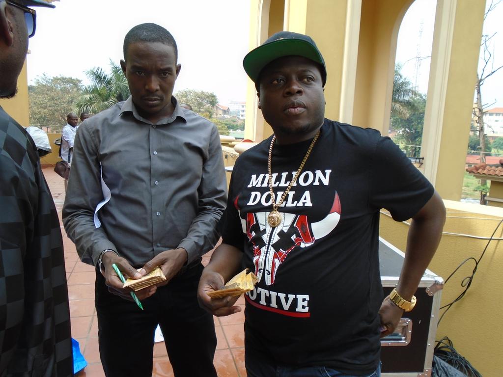 IvanSemwanga's tweet photo. Done wid interview s..ready for the richgang party tomorrow $$$$$ #silkliquid http://t.co/ljYI7bl5Gh
