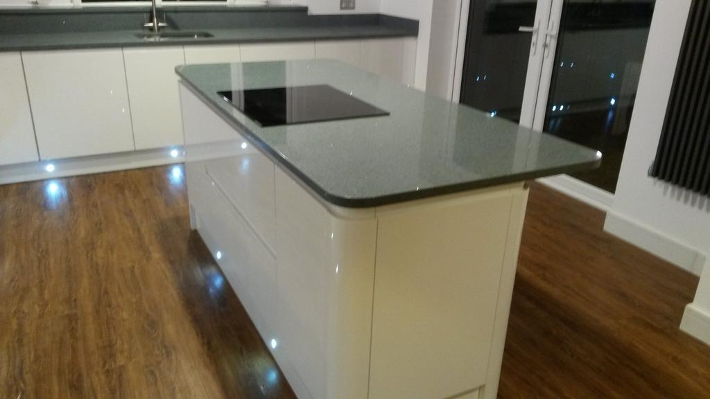 tsmithkitchens's tweet photo. #islandunit #stradawhite #qualitykitchen #quartz #woodfloor http://t.co/dzAIXvjzr6