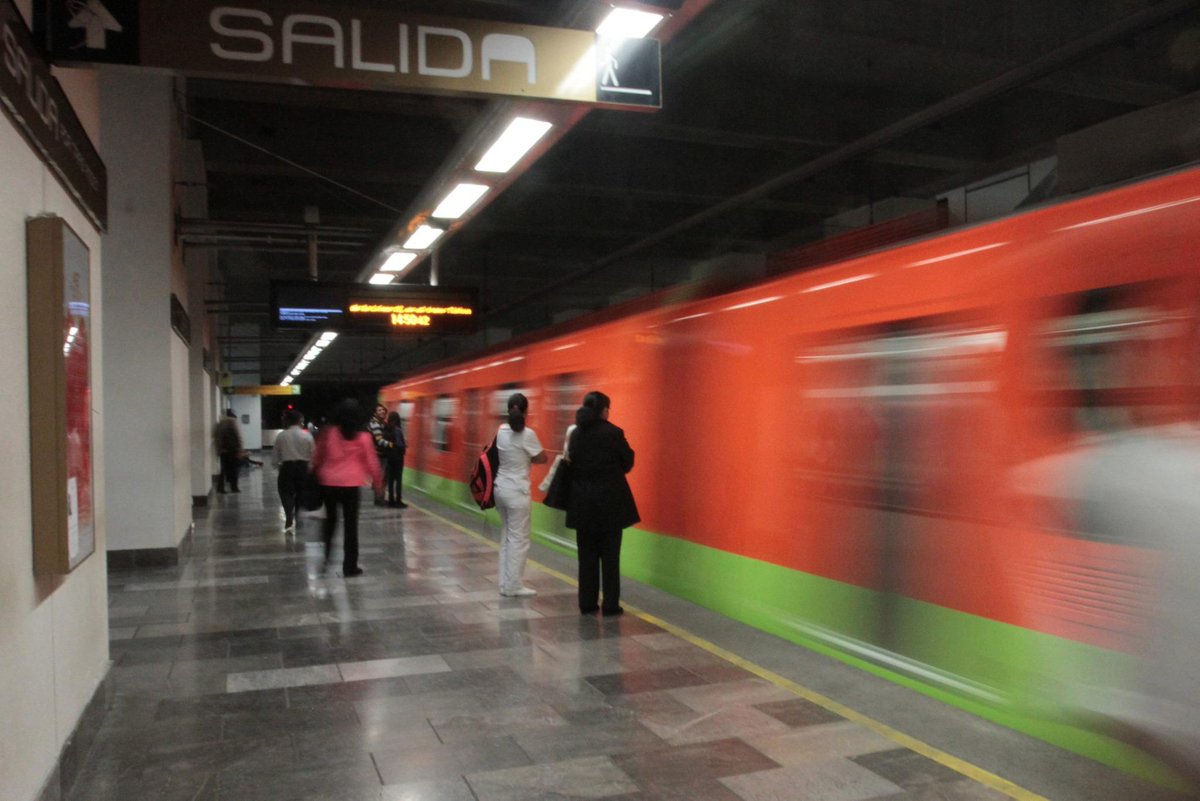 normareyessolis's tweet photo. El 'aumento' al salario mínimo no alcanza ni para un boleto del Metro: =>>http://t.co/54fuWtrgt9  http://t.co/ukQfGsHkdd #YaMeCanse11