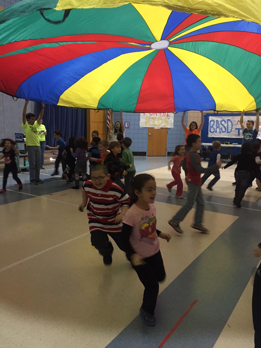 CalypsoES's tweet photo. @CalypsoES students THONing it up with LHS students! #BASDTHON #BASDProud http://t.co/L03wWXvVPo