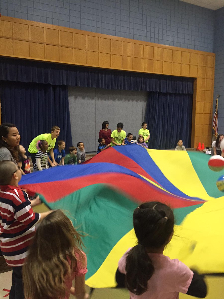 CalypsoES's tweet photo. @CalypsoES students THONing it up with LHS students! #BASDTHON #BASDProud http://t.co/L03wWXvVPo