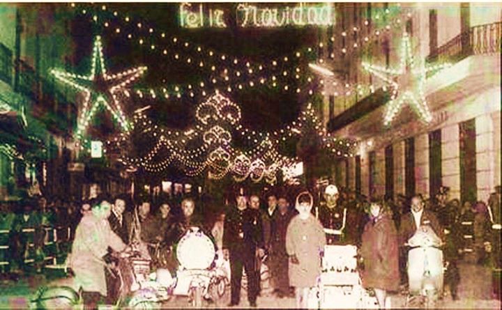 conocelinares's tweet photo. Navidad en Linares a comienzos de los años 60 zona 8 puertas. #conocelinares #linares http://t.co/0s9G5fGu12