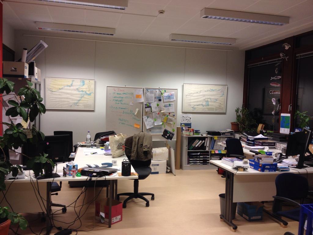 VALDUVIS's tweet photo. An empty office, see you in 2015! http://t.co/0Hj3EQ0fOe
