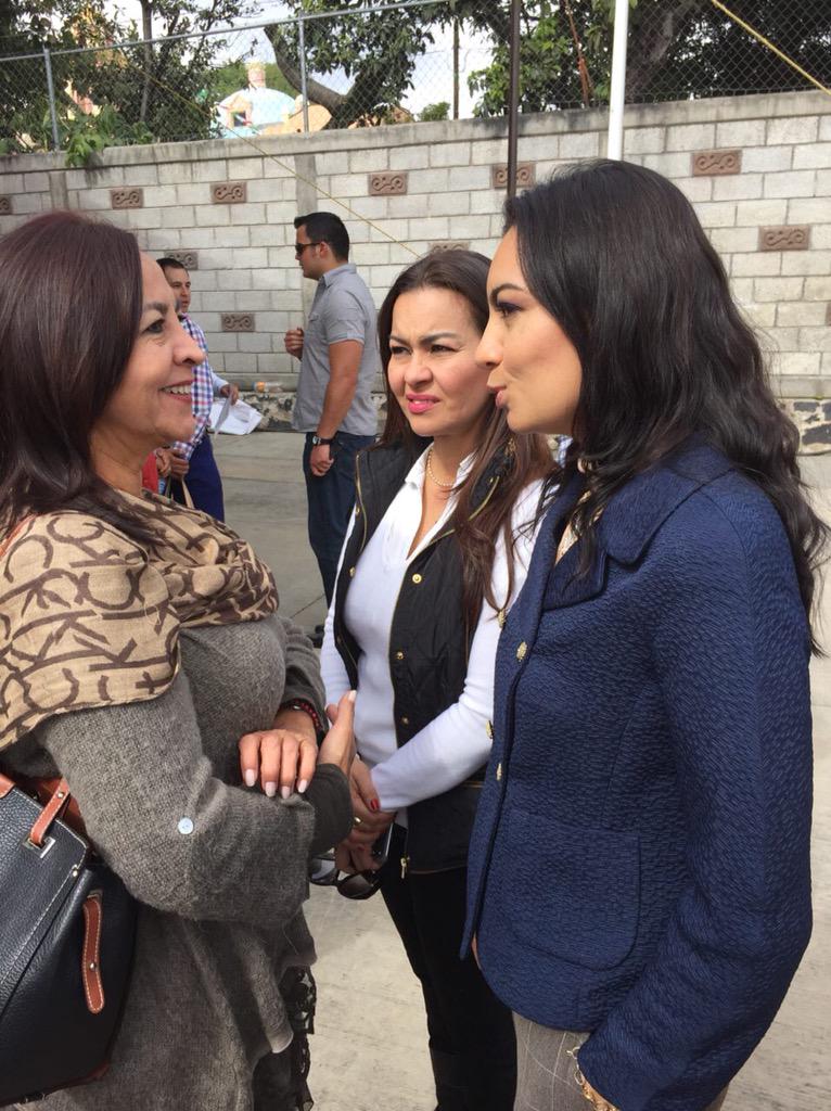 rgolmedo's tweet photo. Este día salude a mi querida Senadora @Mely_Romero en el municipio de Atzizihuacan. 
#MujeresTrabajando http://t.co/f9Bq6pveZZ